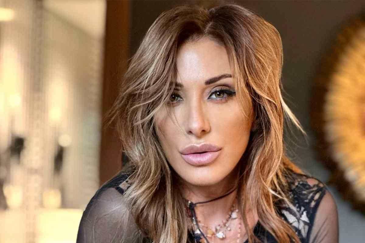 Sabrina Salerno trasparenza scollatura