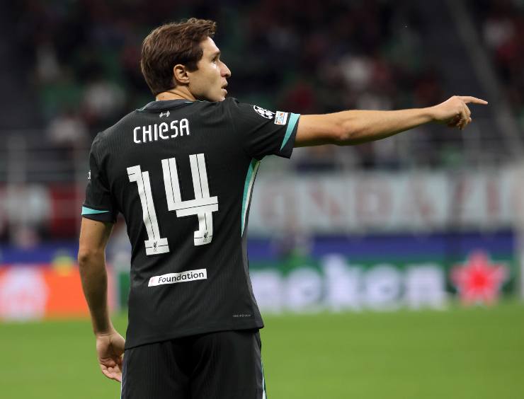 Federico Chiesa indica qualcuno