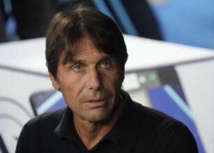 Conte con lo sguardo sorpreso