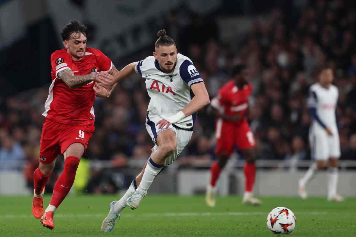 Dragusin con la maglia del Tottenham