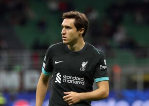 Federico Chiesa in campo durante Milan-Liverpool