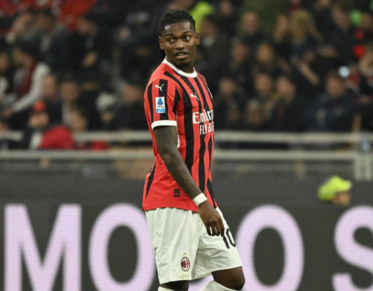 Leao in campo durante Milan-Napoli