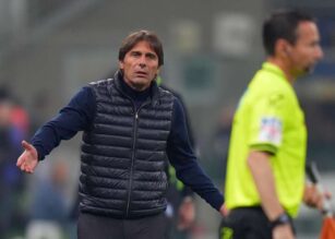 Antonio Conte protesta contro il guardalinee