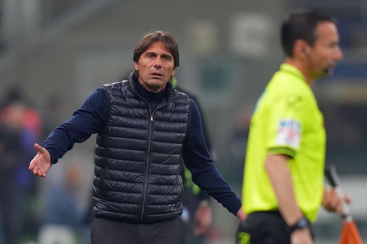 Antonio Conte protesta contro il guardalinee