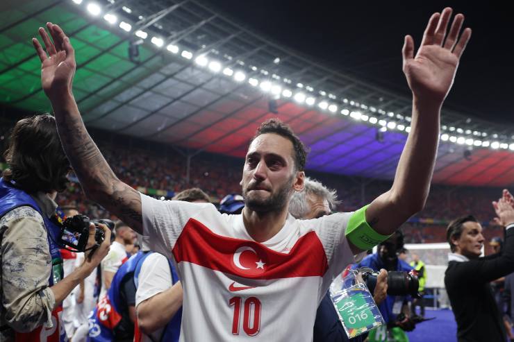 Calhanoglu con la maglia della Turchia saluta i tifosi