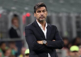 Paulo Fonseca guarda i calciatori con faccia perplessa