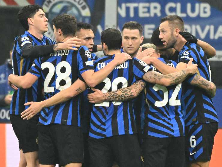 I giocatori dell'Inter esultano dopo un gol