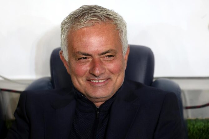 Mourinho sorride in panchina