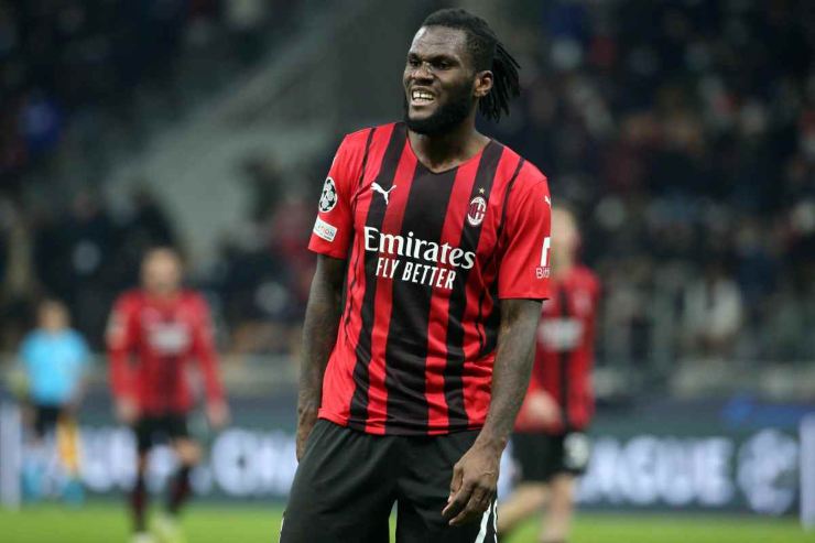 Kessié sorride con la maglia del Milan