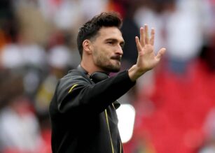 Hummels saluta i tifosi