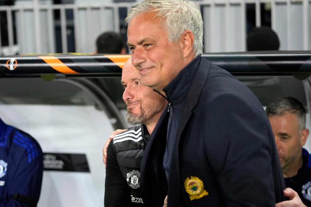 José Mourinho sorride