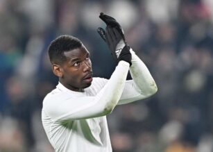 Paul Pogba applaude