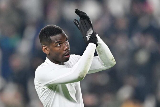 Paul Pogba applaude