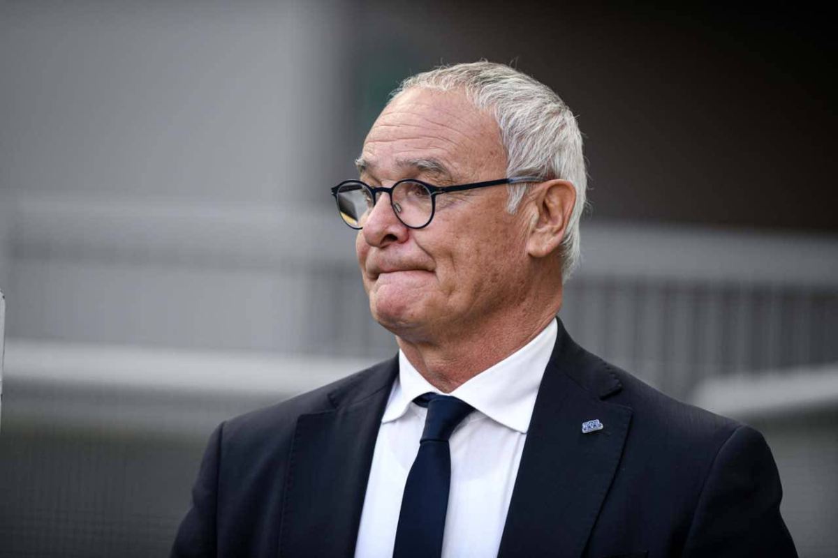 Primo piano di Claudio Ranieri con volto concentrato