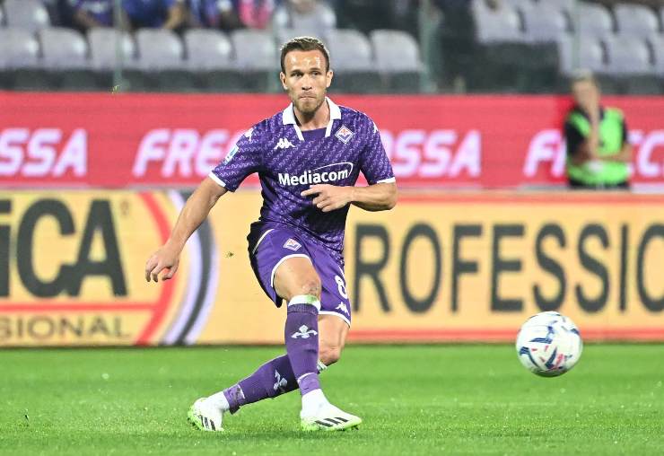 Il calciatore Arthur in campo con la maglia della Fiorentina