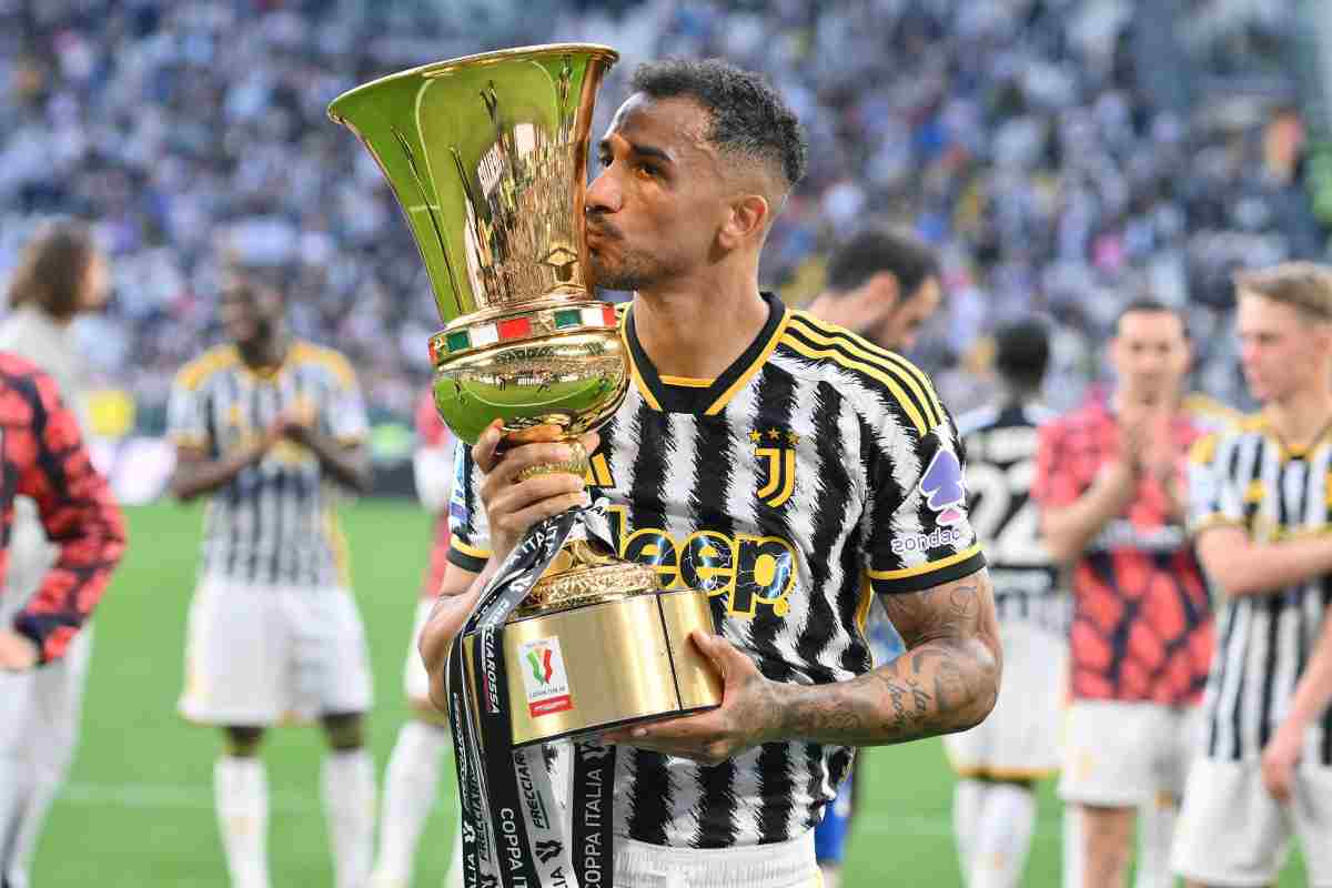 Danilo festeggia con la Coppa Italia