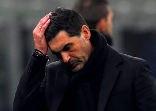 La disperazione dell'allenatore del Milan Paulo Fonseca