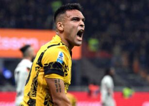 Lautaro Martinez in azione con l'Inter