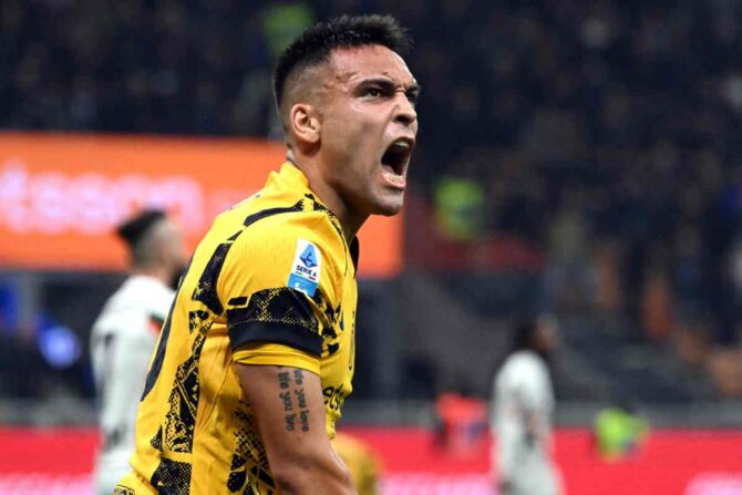 Lautaro Martinez in azione con l'Inter