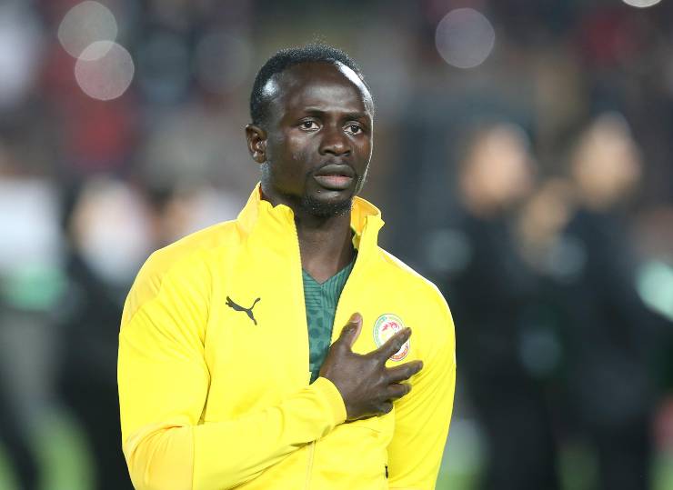 Sadio Mané con la mano sul petto prima di una partita del Senegal