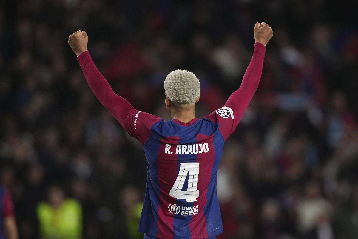 Araujo con la maglia del Barcellona