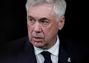 Carlo Ancelotti pensieroso