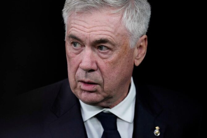 Carlo Ancelotti pensieroso