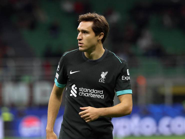 Federico Chiesa in campo con la seconda maglia del Liverpool