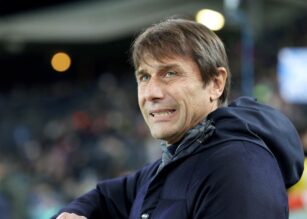 Primo piano di Antonio Conte perplesso