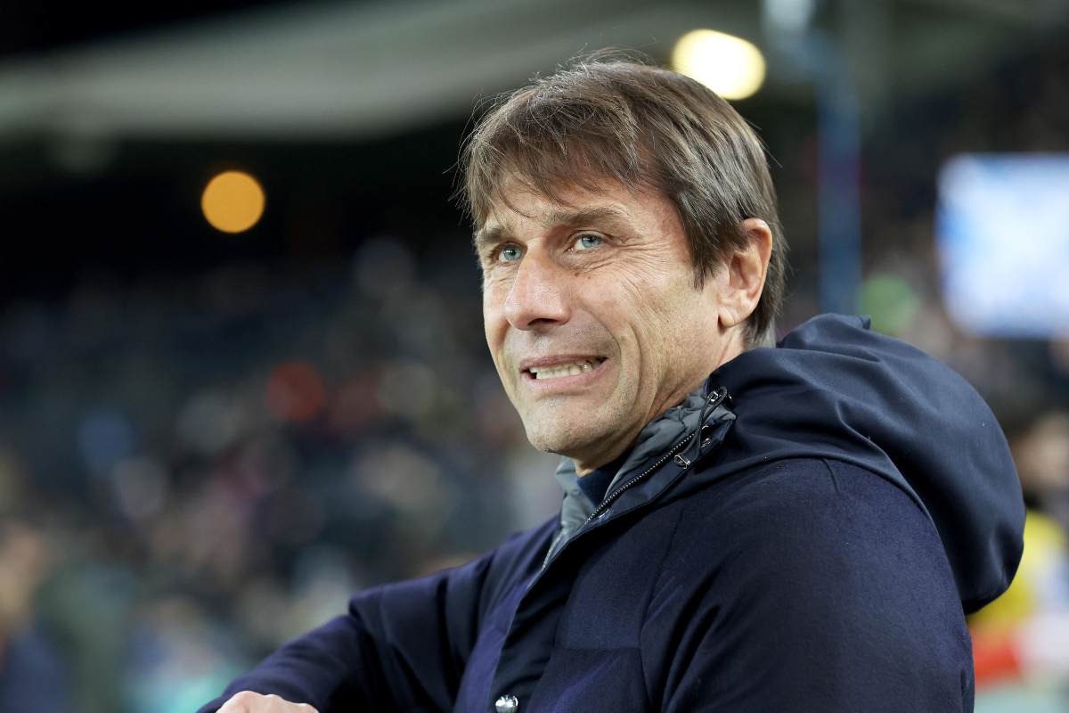 Primo piano di Antonio Conte perplesso