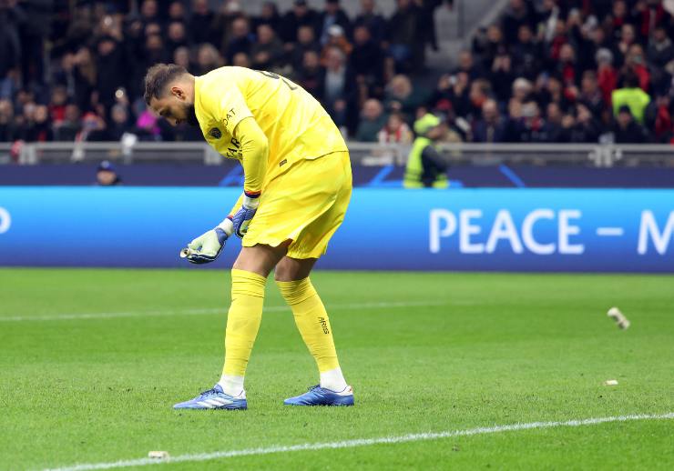 Donnarumma raccoglie finte banconote dal prato del Meazza