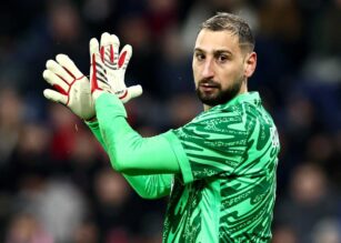 Donnarumma applaude i tifosi