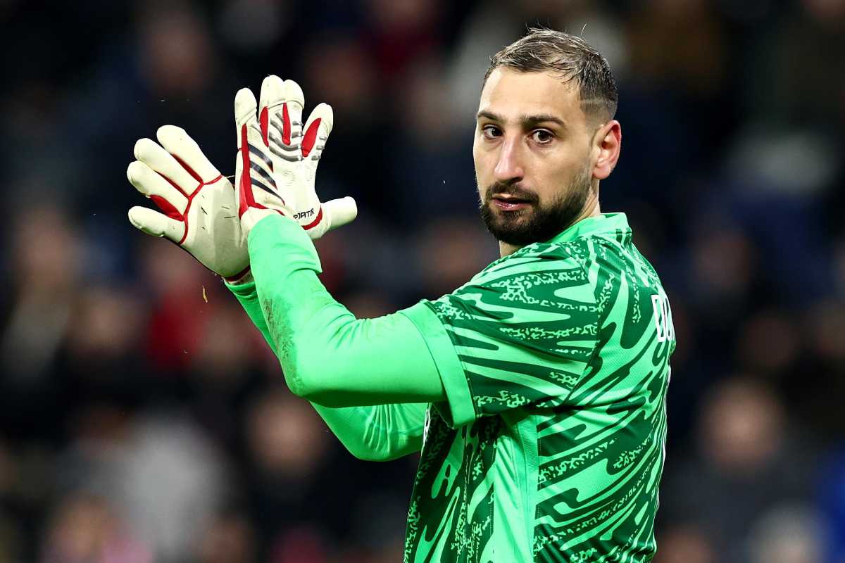 Donnarumma applaude i tifosi