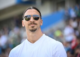 Zlatan Ibrahimovic osserva