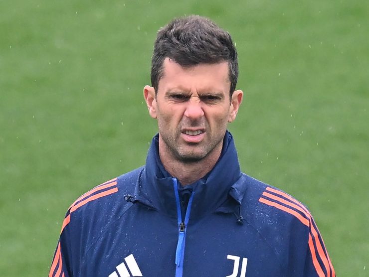 Primo piano di Thiago Motta con sguardo accigliato