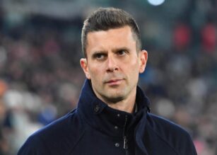 Primo piano di Thiago Motta con sguardo annoiato