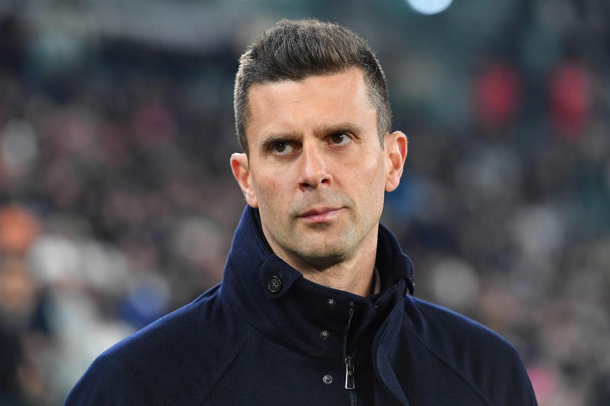 Primo piano di Thiago Motta con sguardo annoiato