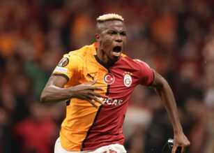 Osimhen esulta rabbiosamente dopo un gol con il Galatasaray