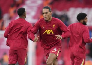 Virgil van Dijk in una fase di riscaldamento