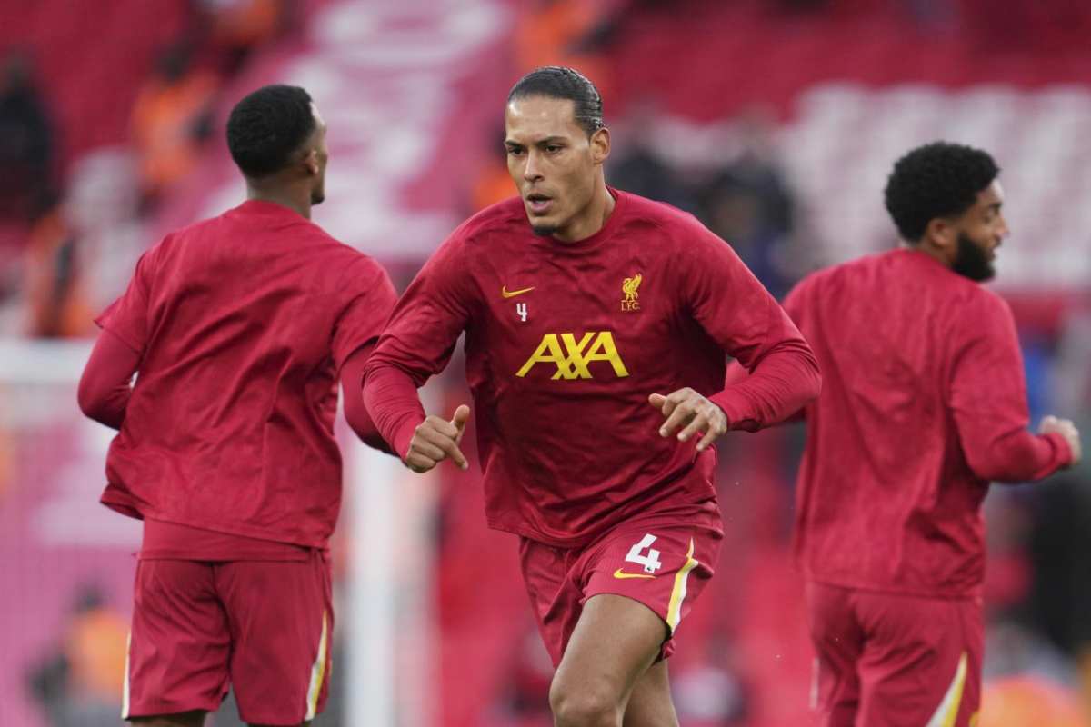 Virgil van Dijk in una fase di riscaldamento