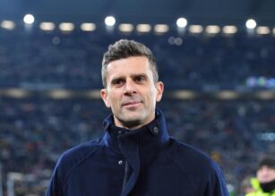 Primo piano di Thiago Motta con sguardo rassegnato.